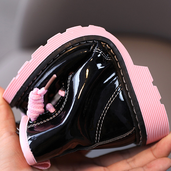 Modernūs vaikiški batai su spalvotais kaklaraiščiais mergaitėms