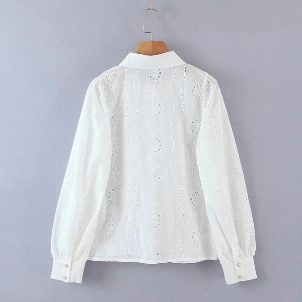 Μοντέρνο γυναικείο πουκάμισο με κλασικό γιακά και κέντημα σε λευκό χρώμα