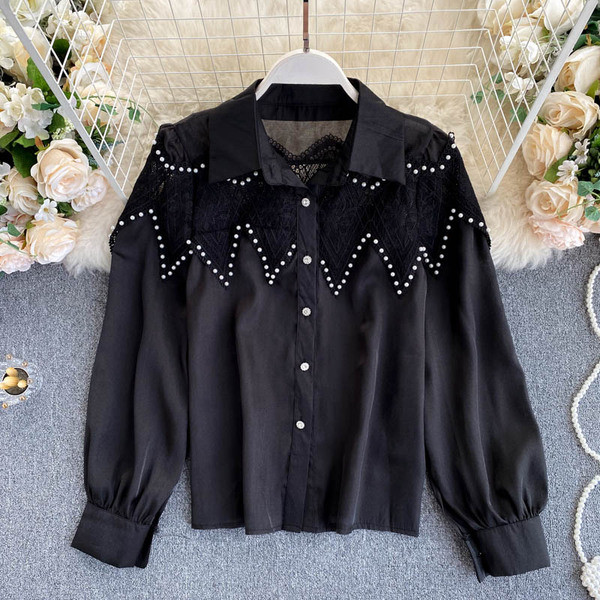 Μοντέρνο γυναικείο πουκάμισο με κουμπιά, δαντέλα και κλασικό κολάρο