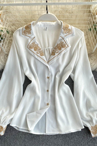 Γυναικείο πουκάμισο με κέντημα και λαιμόκοψη