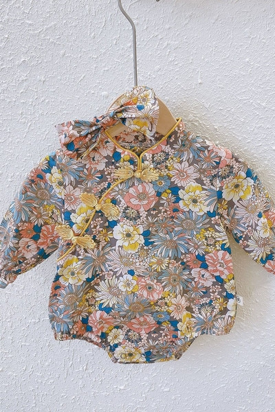 Βρεφικό κορμάκι  για κορίτσια με κορδέλα και λουλουδάτο μοτίβο