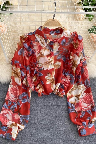 Stílusos női ing virágmintával és klasszikus gallérral