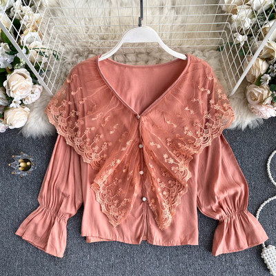 Μοντέρνο γυναικείο πουκάμισο με δαντέλα και ντεκολτέ