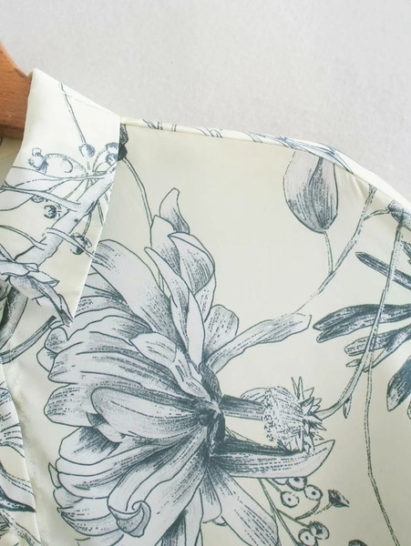 Μοντέρνο γυναικείο πουκάμισο - με κλασικό γιακά και λουλουδάτο μοτίβο