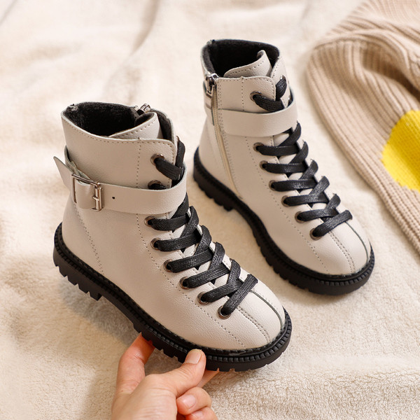 Modern, csatos gyerekcsizma lányoknak