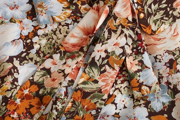 Moodne naiste särk - lillelise mustriga ja klassikalise kraega