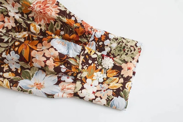 Moodne naiste särk - lillelise mustriga ja klassikalise kraega