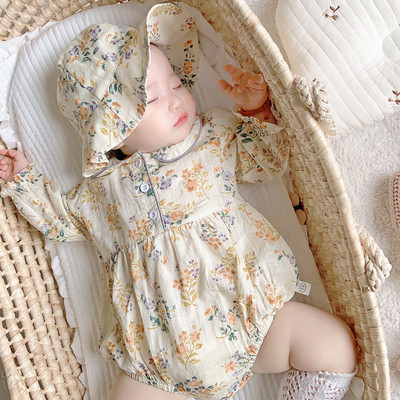 Κομψό βρεφικό κορμάκι για κορίτσια με μακριά μανίκια και λουλουδάτο μοτίβο