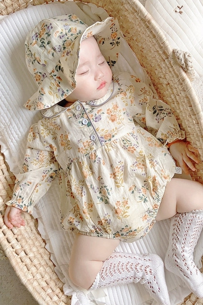 Κομψό βρεφικό κορμάκι για κορίτσια με μακριά μανίκια και λουλουδάτο μοτίβο