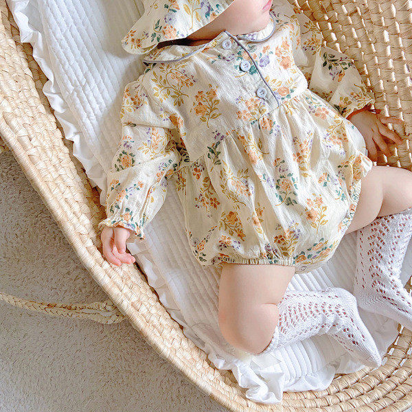 Κομψό βρεφικό κορμάκι για κορίτσια με μακριά μανίκια και λουλουδάτο μοτίβο