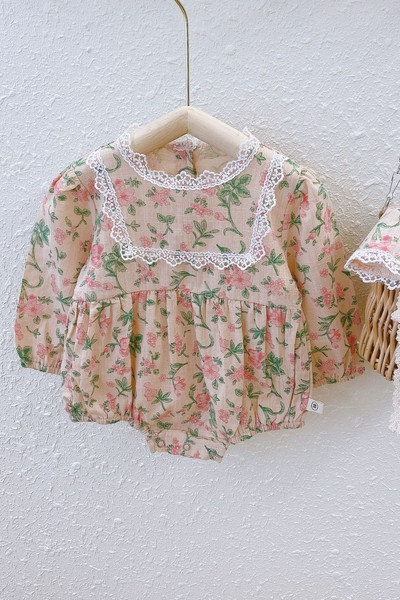 Βρεφικό κορμάκι για κορίτσια με μοτίβα λουλουδιών και δαντέλα