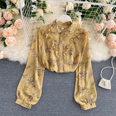 Μοντέρνο γυναικείο πουκάμισο με λουλουδάτο μοτίβο και κλασικό γιακά με βολάν