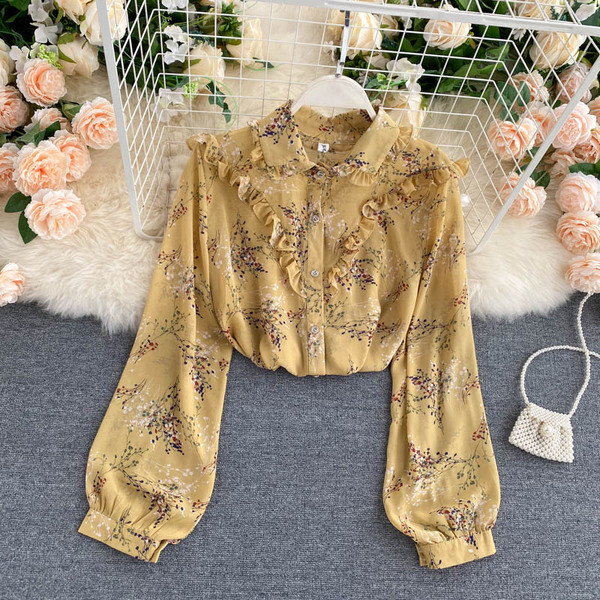 Μοντέρνο γυναικείο πουκάμισο με λουλουδάτο μοτίβο και κλασικό γιακά με βολάν