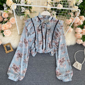 Naiste särk, mille krael on pael ja lokid