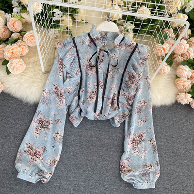 Naiste särk, mille krael on pael ja lokid