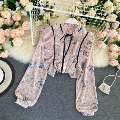 Naiste särk, mille krael on pael ja lokid