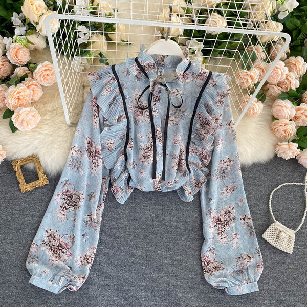 Naiste särk, mille krael on pael ja lokid