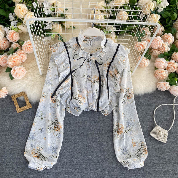 Naiste särk, mille krael on pael ja lokid