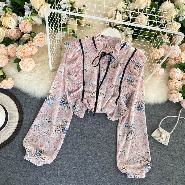 Naiste särk, mille krael on pael ja lokid