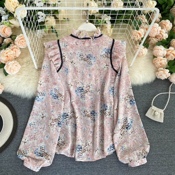 Naiste särk, mille krael on pael ja lokid