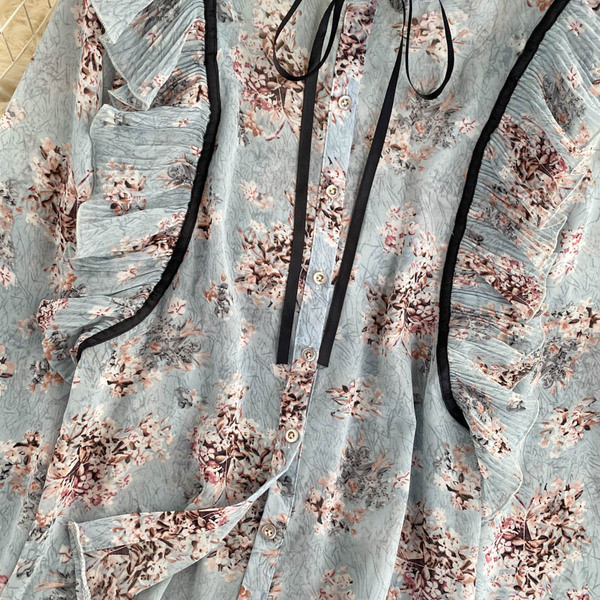 Naiste särk, mille krael on pael ja lokid