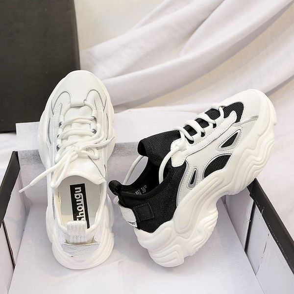 Γυναικεία σπορ και casual  παπούτσια με τραχιά σόλα