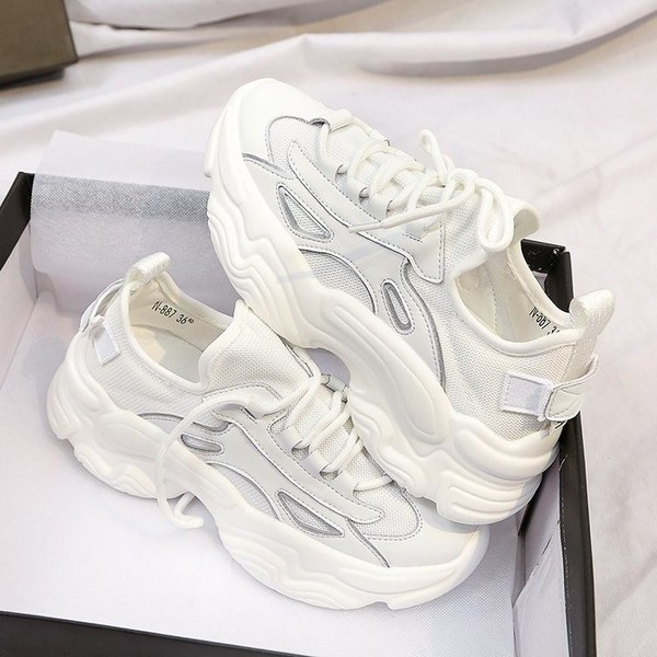 Γυναικεία σπορ και casual  παπούτσια με τραχιά σόλα