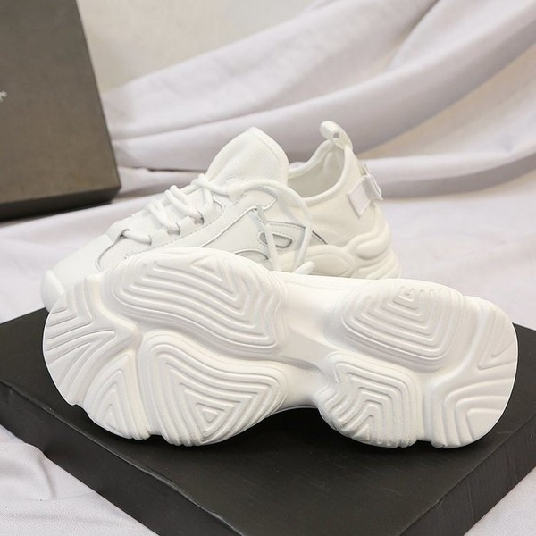 Γυναικεία σπορ και casual  παπούτσια με τραχιά σόλα