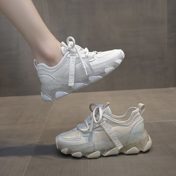 Võrgusilma ja krobelise tallaga naiste tossude uus mudel