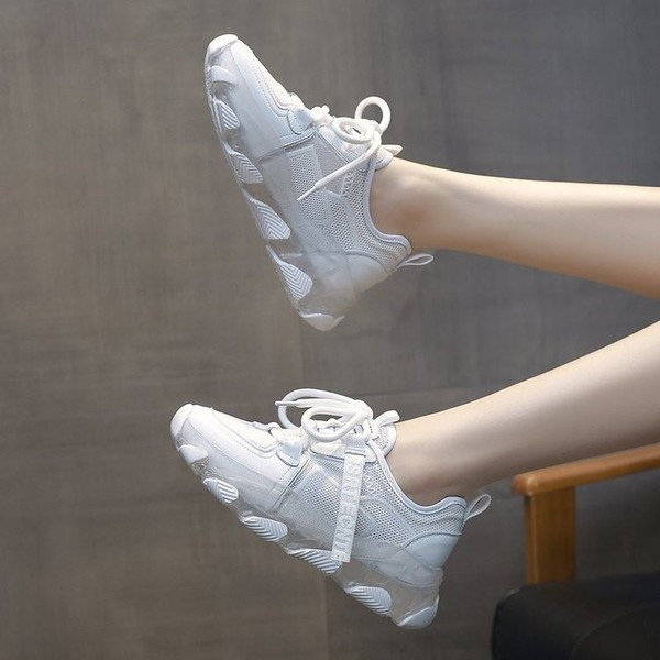 Võrgusilma ja krobelise tallaga naiste tossude uus mudel