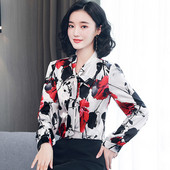 Stiilne lillemotiivide ja pikkade varrukatega naiste särk