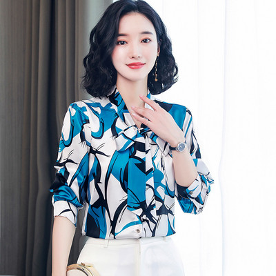 Stiilne lillemotiivide ja pikkade varrukatega naiste särk