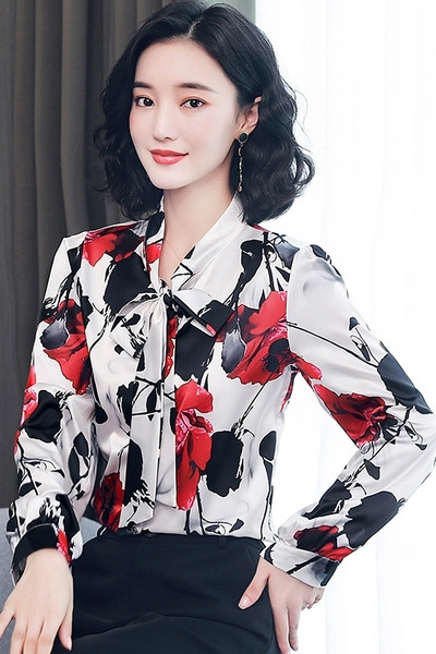 Stiilne lillemotiivide ja pikkade varrukatega naiste särk