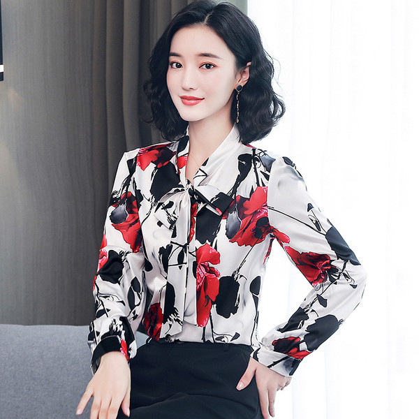 Stiilne lillemotiivide ja pikkade varrukatega naiste särk