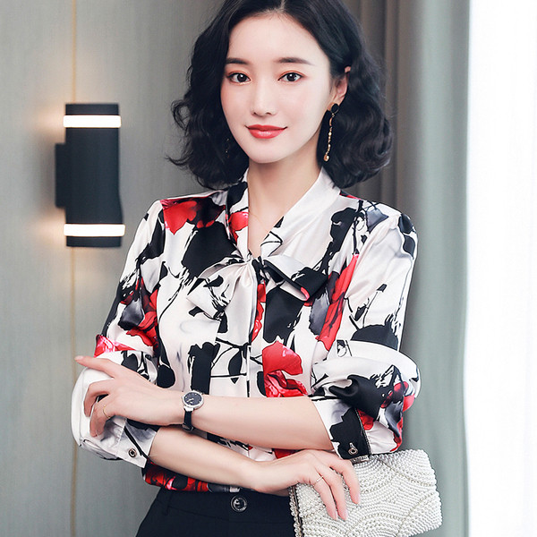 Stiilne lillemotiivide ja pikkade varrukatega naiste särk