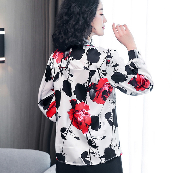 Stiilne lillemotiivide ja pikkade varrukatega naiste särk