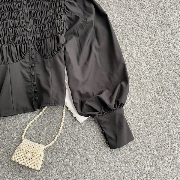 Moodne kõrge krae ja laiade varrukatega naiste särk