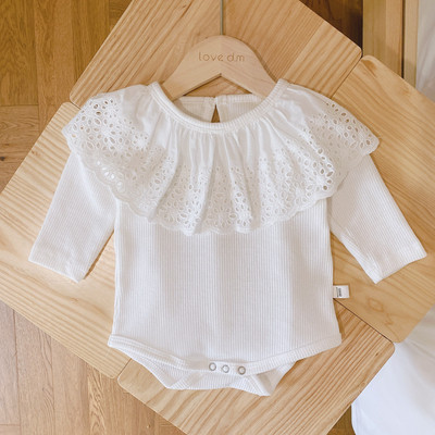 Μοντέρνο παιδικό κορμάκι για κορίτσια με μακριά μανίκια και δαντέλα