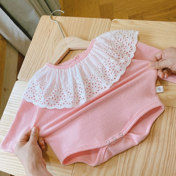 Μοντέρνο παιδικό κορμάκι για κορίτσια με μακριά μανίκια και δαντέλα