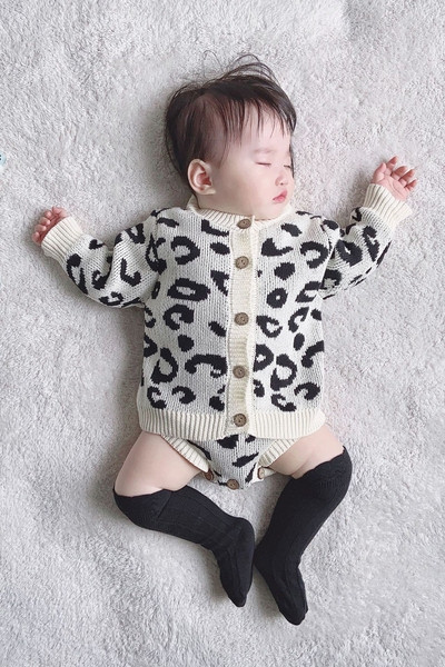 Πλεκτό βρεφικό σετ  για κορίτσια, κορμάκι και ζακέτα με μοτίβο λεοπάρδαλης