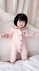 Täielik beebipidžaama pikkade varrukate ja nööpidega