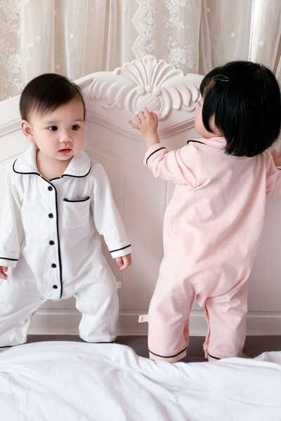 Täielik beebipidžaama pikkade varrukate ja nööpidega