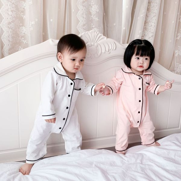 Täielik beebipidžaama pikkade varrukate ja nööpidega