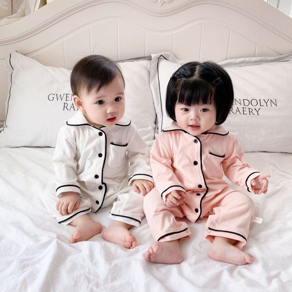 Täielik beebipidžaama pikkade varrukate ja nööpidega