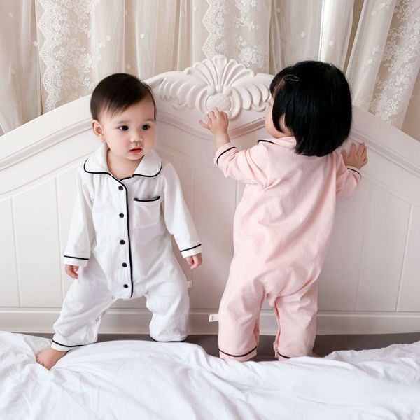 Täielik beebipidžaama pikkade varrukate ja nööpidega