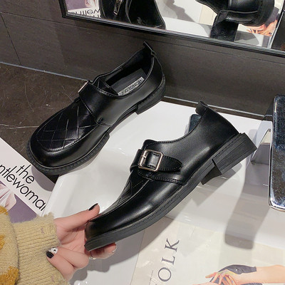 Γυναικεία έκο δερμάτινα παπούτσια σε μαύρο χρώμα με αγκράφα