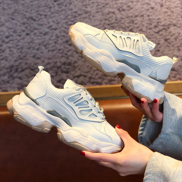 Sportos-alkalmi női tornacipő 6 cm-es talppal, fehér színben