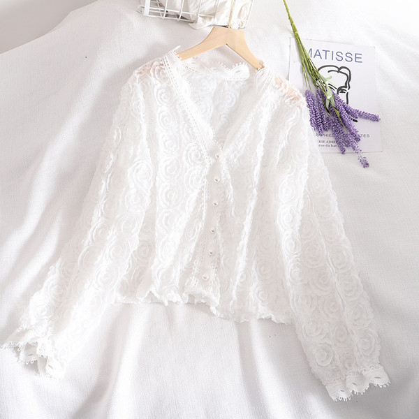 Női csipke ing hosszú ujjal és spitz nyakkivágással