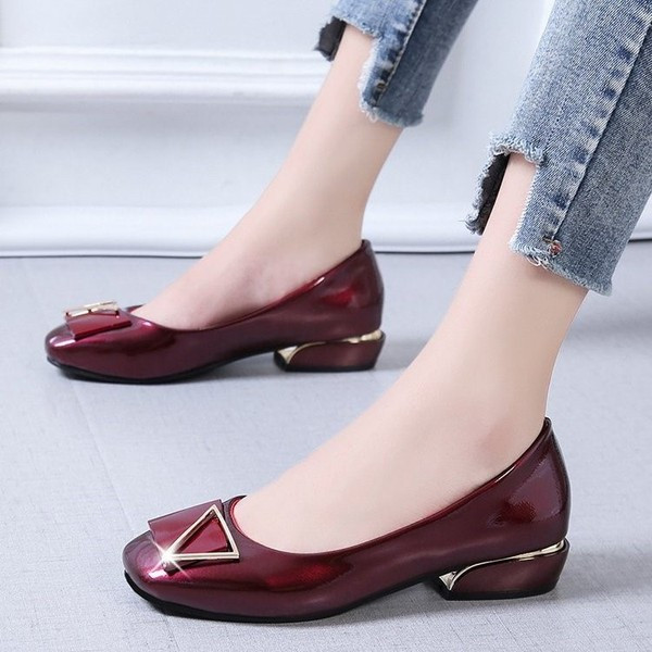 Naiste vabaajajalatsid metallist elemendiga