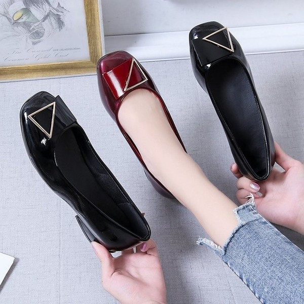 Naiste vabaajajalatsid metallist elemendiga